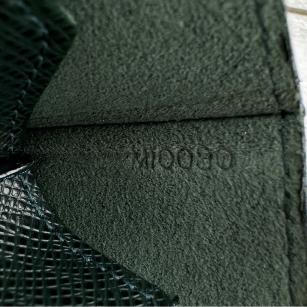 Excellent condition Authentic Louis Vuitton Taiga Leather Wallet. Green. - Picture 7 of 16